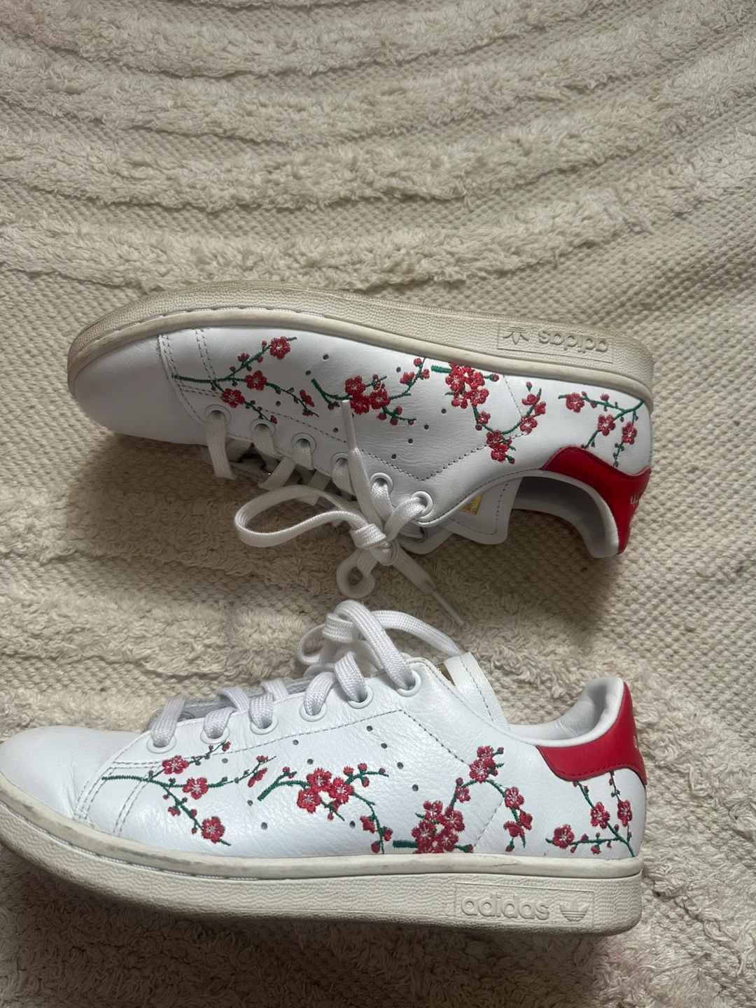 Adidas Stan Smith Sneakers with Floral Detail - photo 2