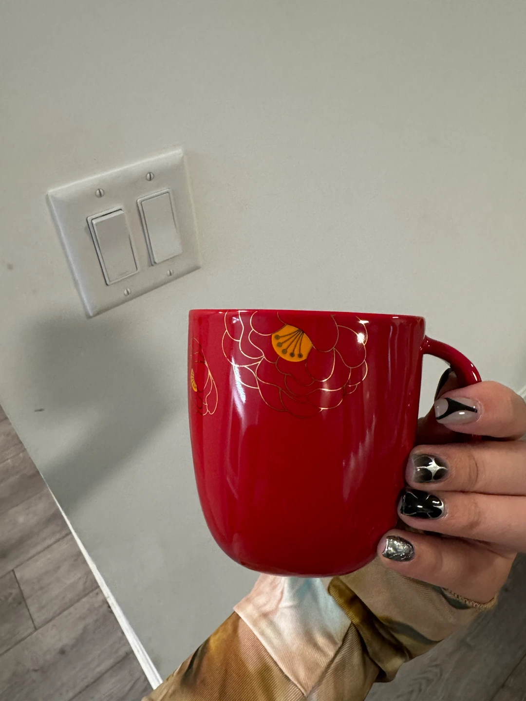 Red Mug with Floral Design - photo 2