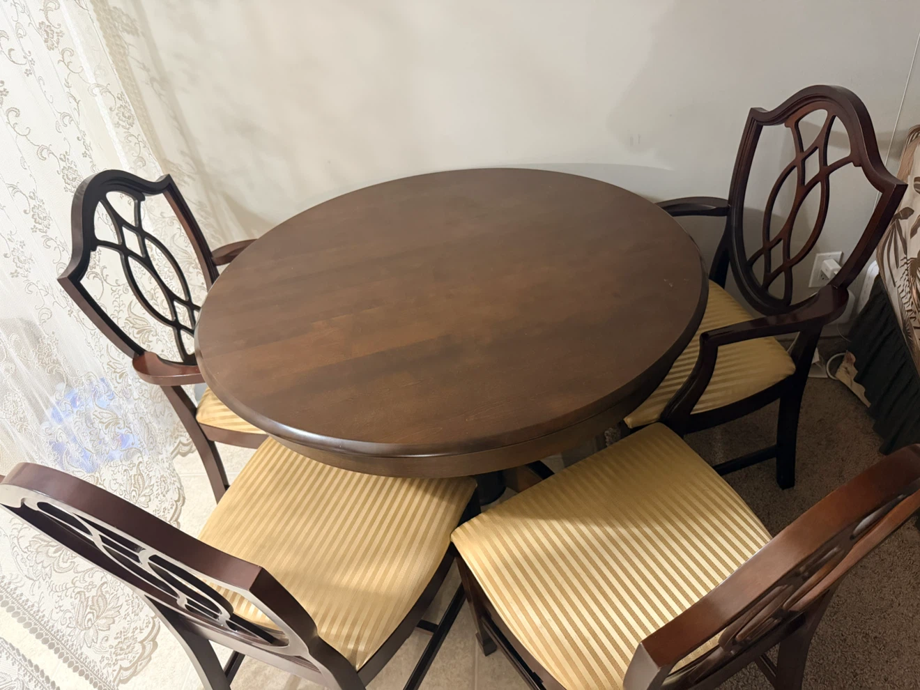 Sturdy Dinning Set