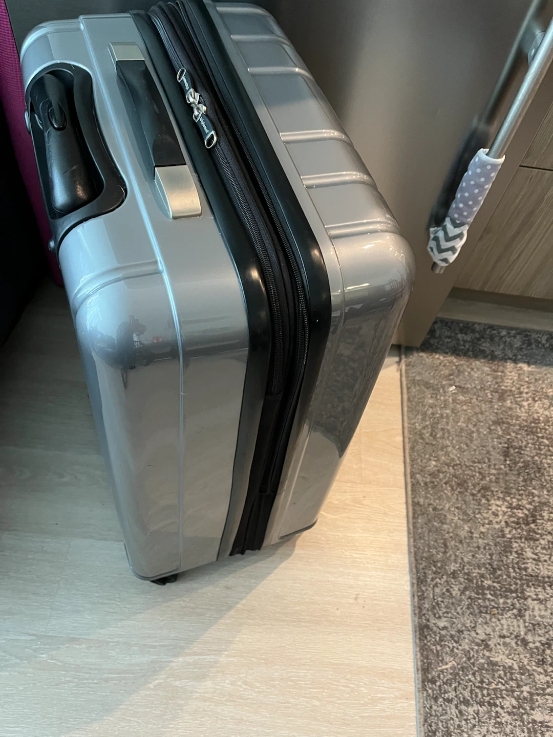 Diplomat 29-Inch Hard-Shell Spinner Luggage – Silver (Like New