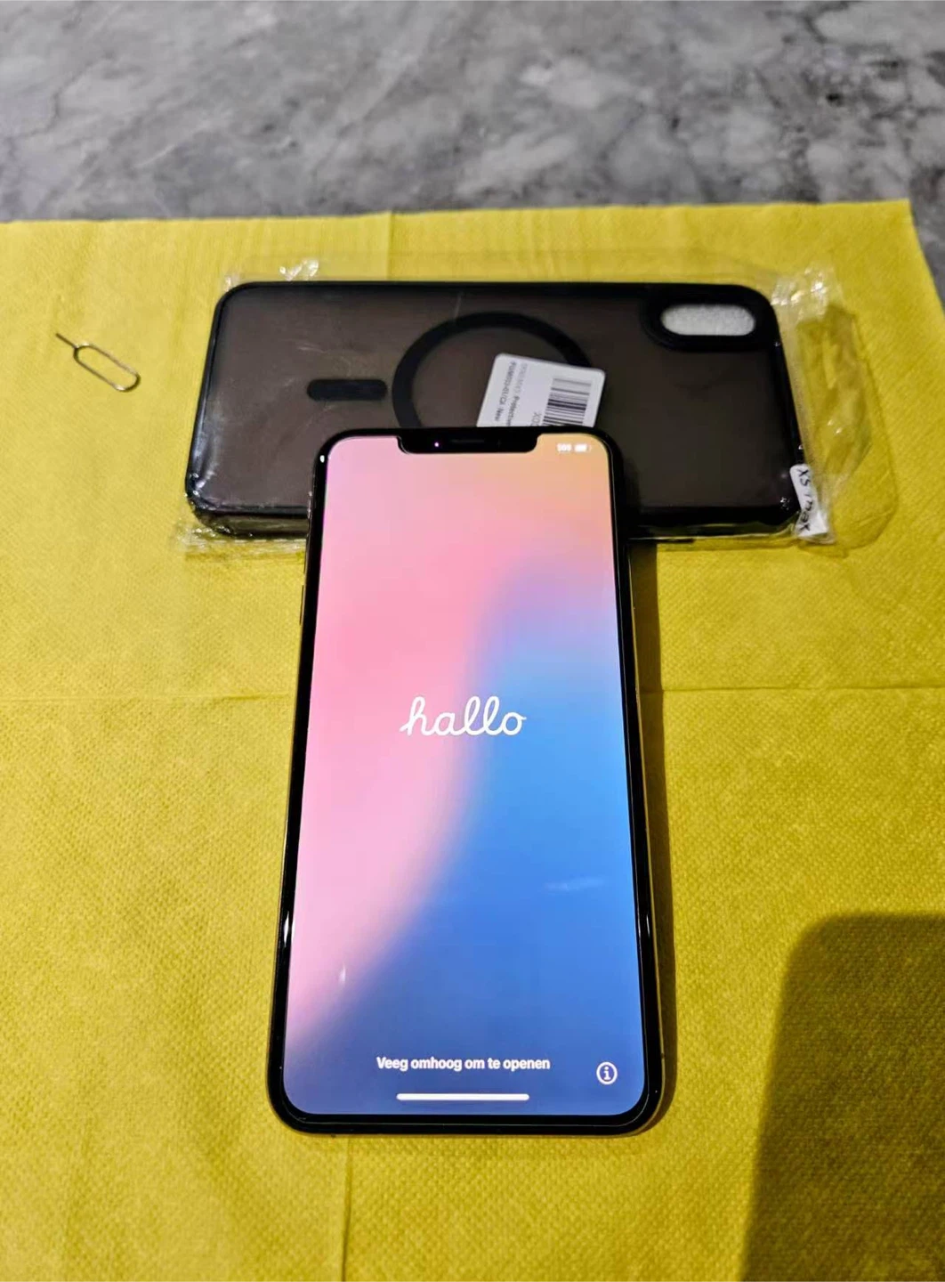 iPhone XS Max Gold Unlocked with Case and Cables - photo 5