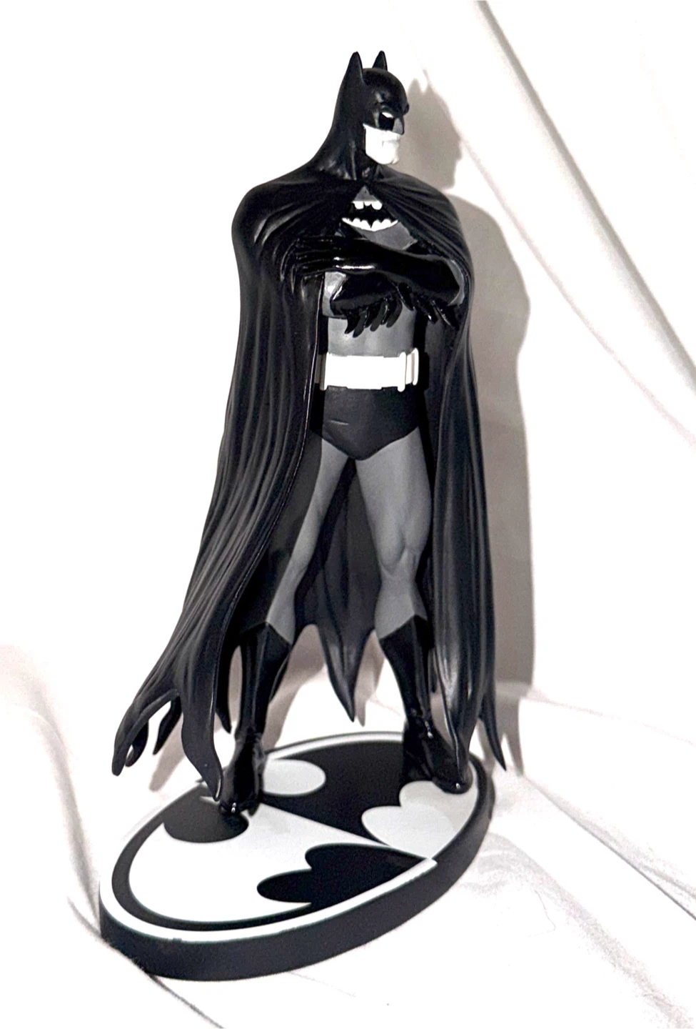 DC Direct Batman Black and White Statue by Brian Bolland - photo 2