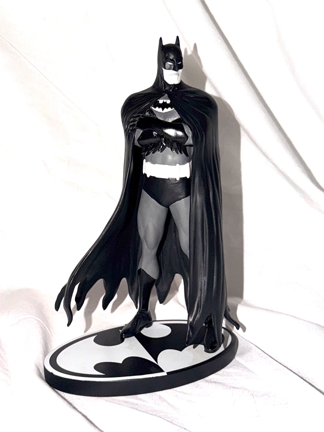DC Direct Batman Black and White Statue by Brian Bolland - photo 3