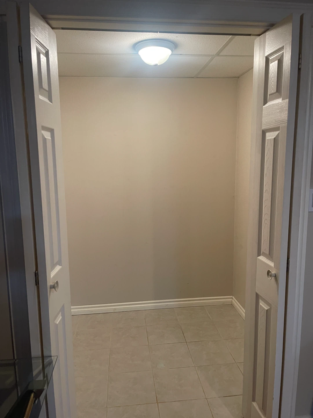 Modern and bright One bedroom basement for rent - photo 5