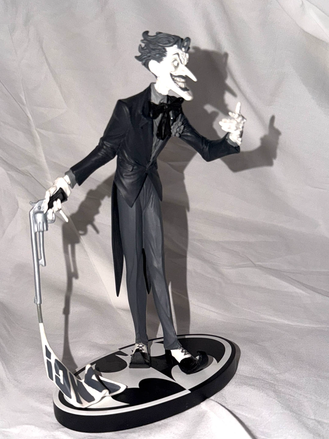 DC Comics Batman Black and White Joker Statue by Jim Lee - photo 2