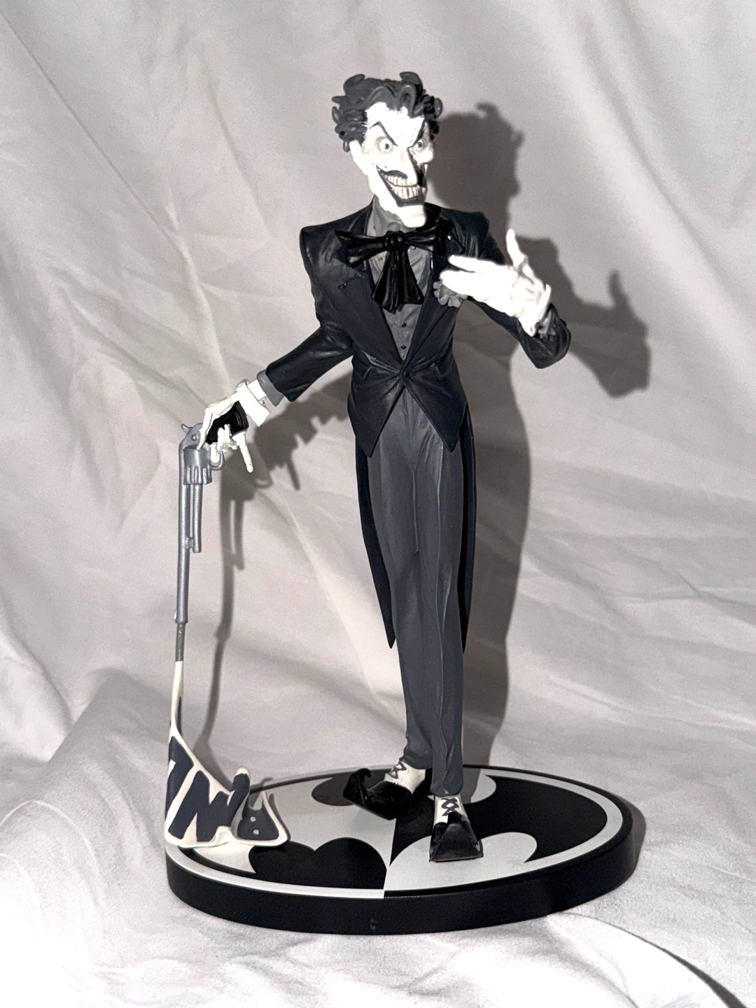 DC Comics Batman Black and White Joker Statue by Jim Lee - photo 3