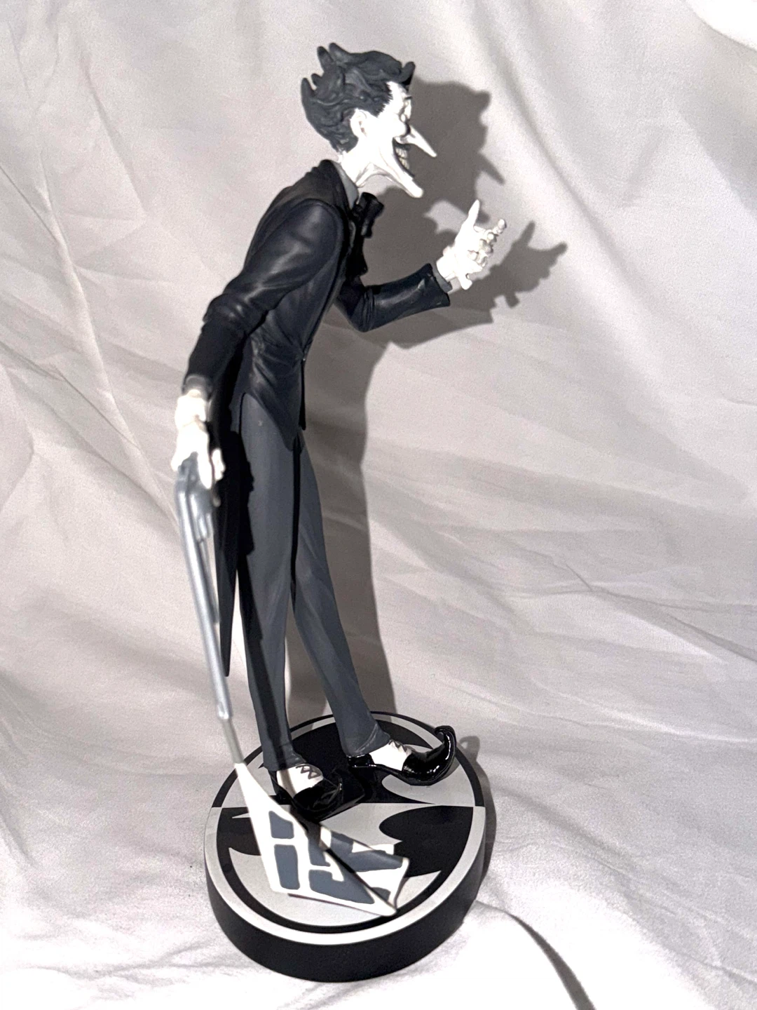 DC Comics Batman Black and White Joker Statue by Jim Lee - photo 4