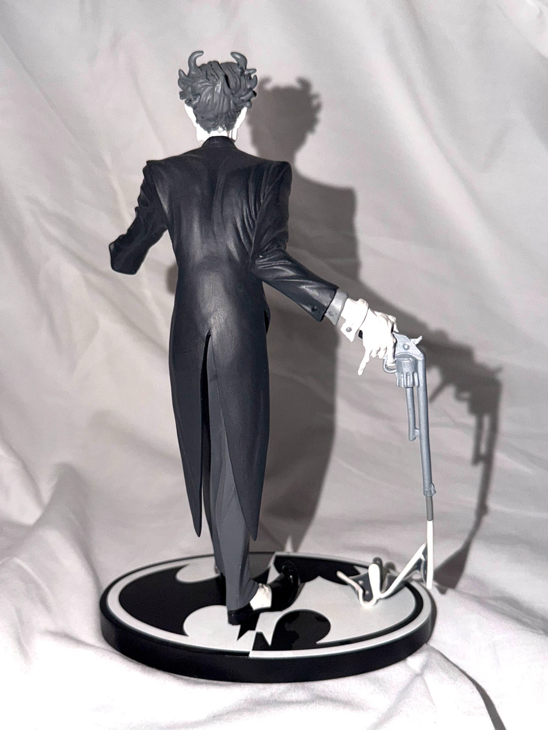 DC Comics Batman Black and White Joker Statue by Jim Lee - photo 5
