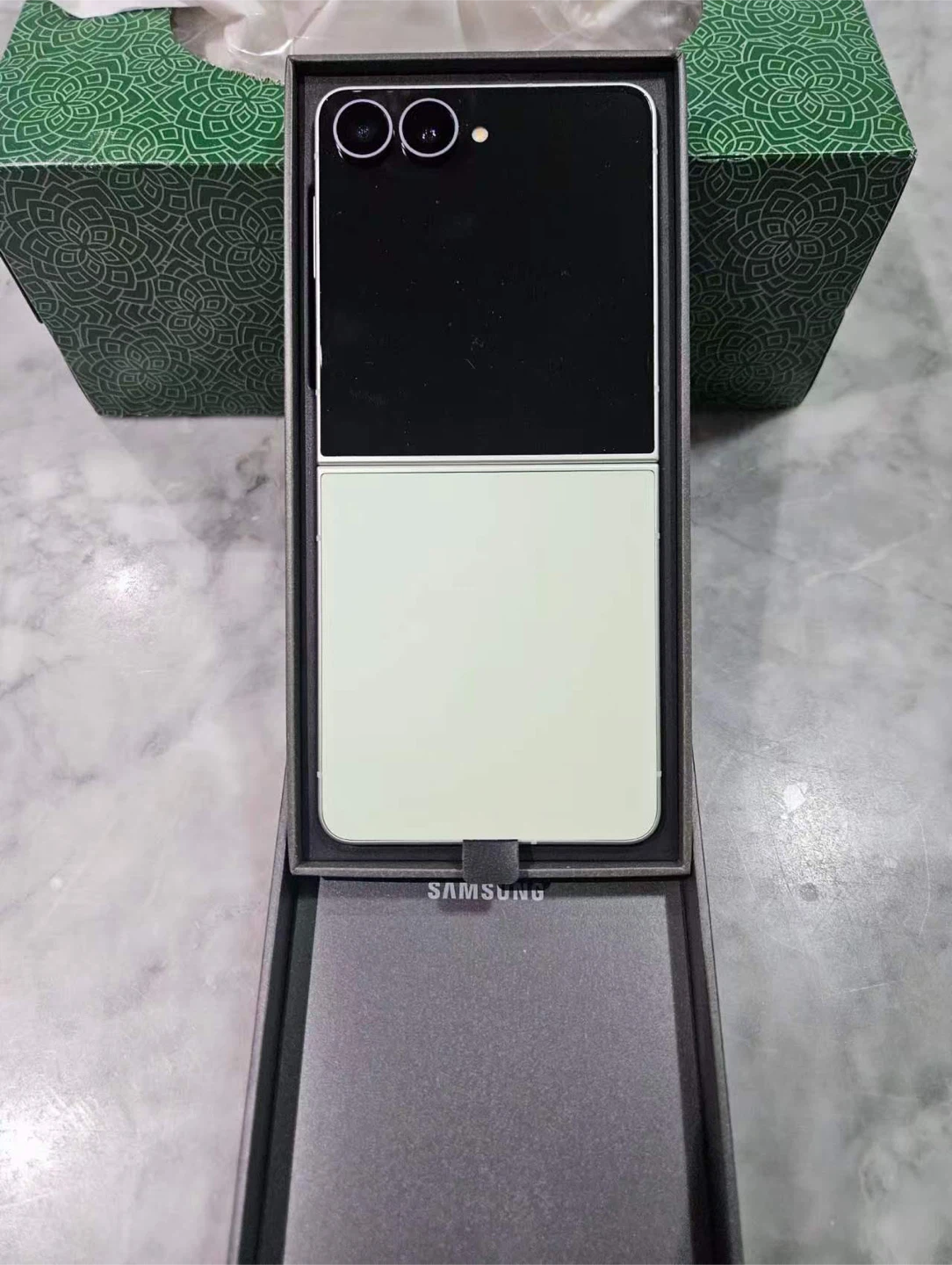Samsung Galaxy Z Flip 8 - 256GB, Mint - NEED TO SELL EVERYTHING - photo 3