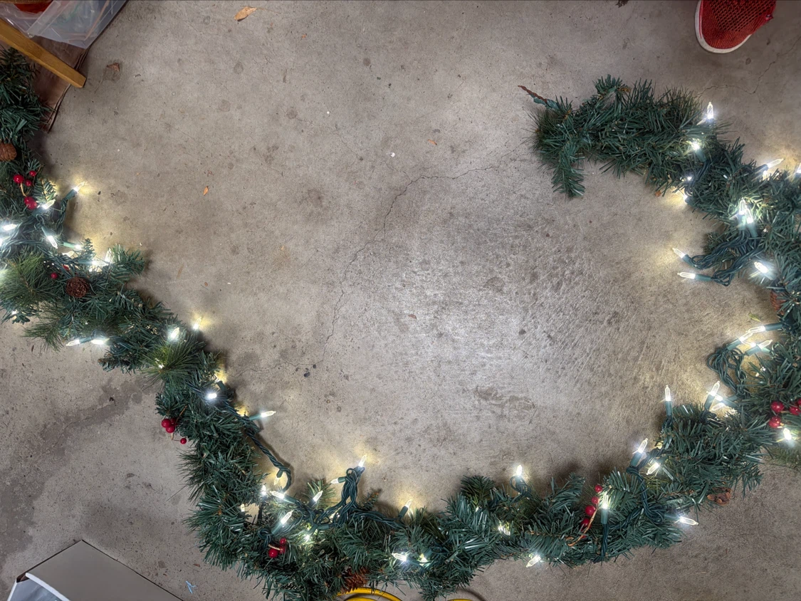 Pre-lit Faux Christmas Garland with Pinecones and Berries - photo 2