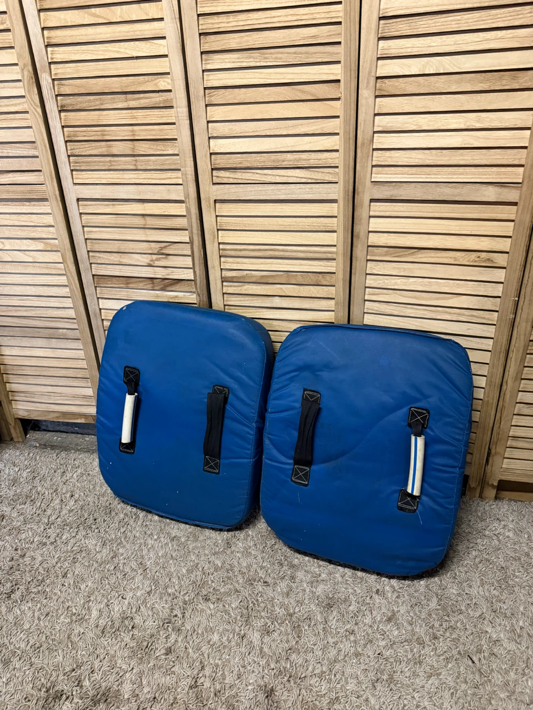 Pair of blocking shields - photo 3