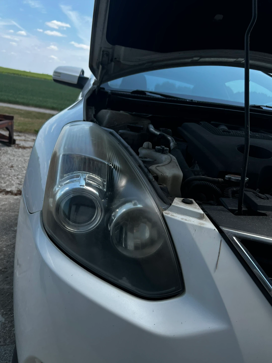 Mobile Detailing. Polishing car Body and headlights