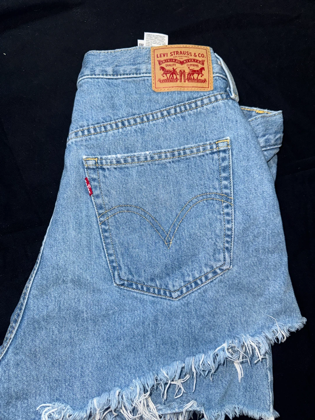 Levi's High Waisted Mom Shorts - Size 32
