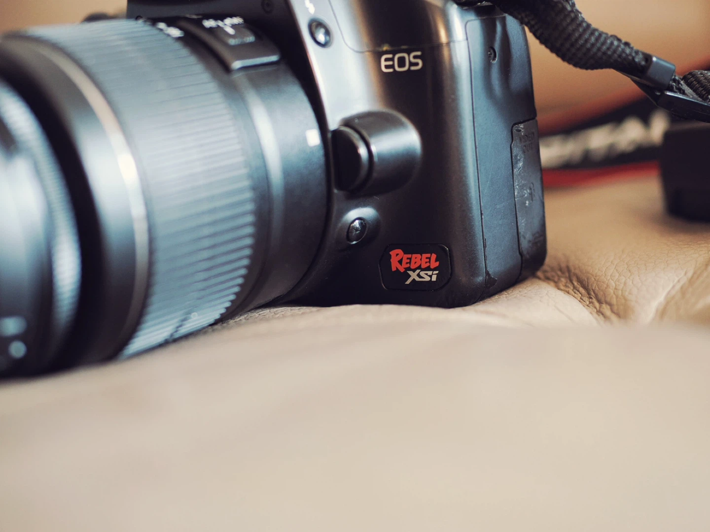 Canon Rebel XSI (EOS 450D) DSLR w/ EF s 18-55 - photo 2