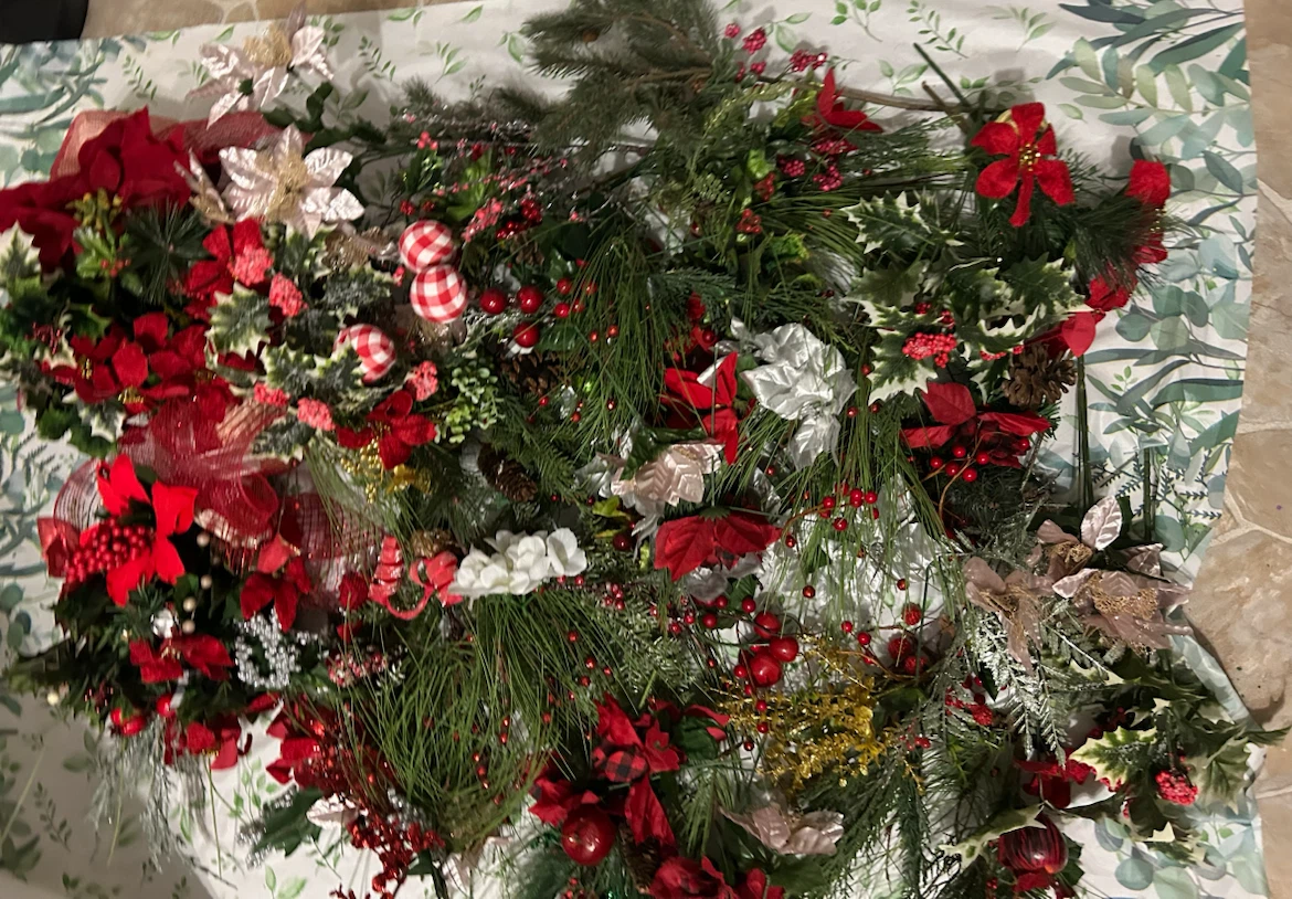 Holiday Wreath & Garland Decor Assortment - photo 4