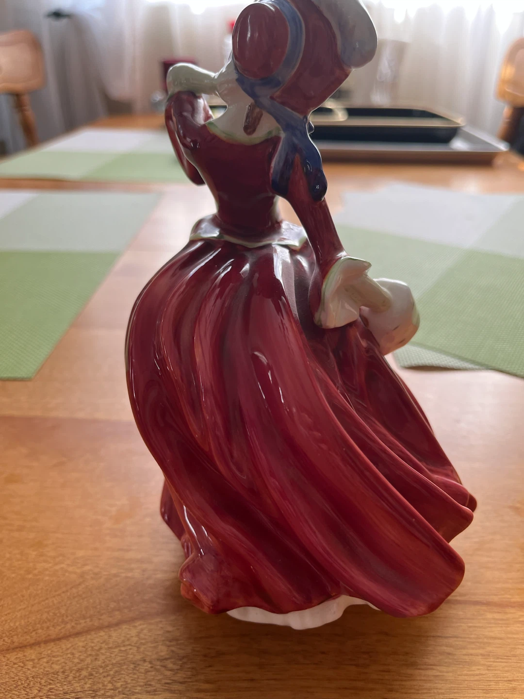 Royal Doulton "Autumn Breezes" HN 1934 Figurine - photo 2