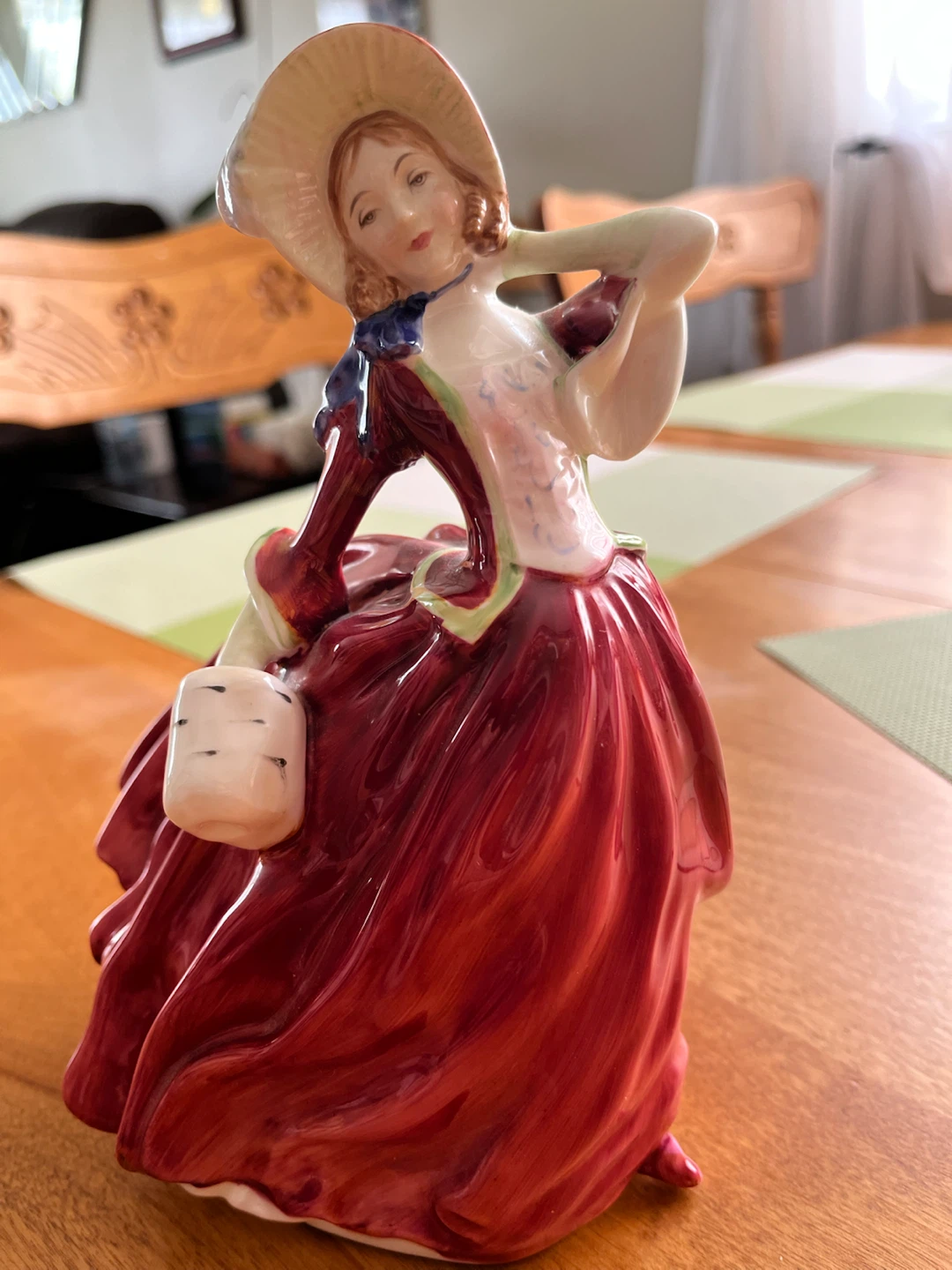 Royal Doulton "Autumn Breezes" HN 1934 Figurine - photo 5