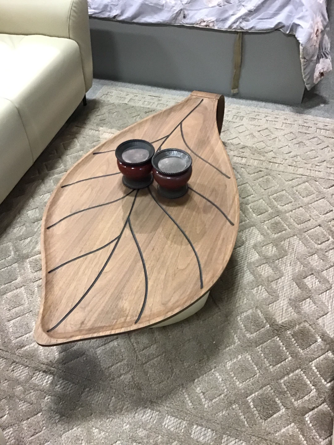 Leaf-shaped wood tray with decorative candle holders