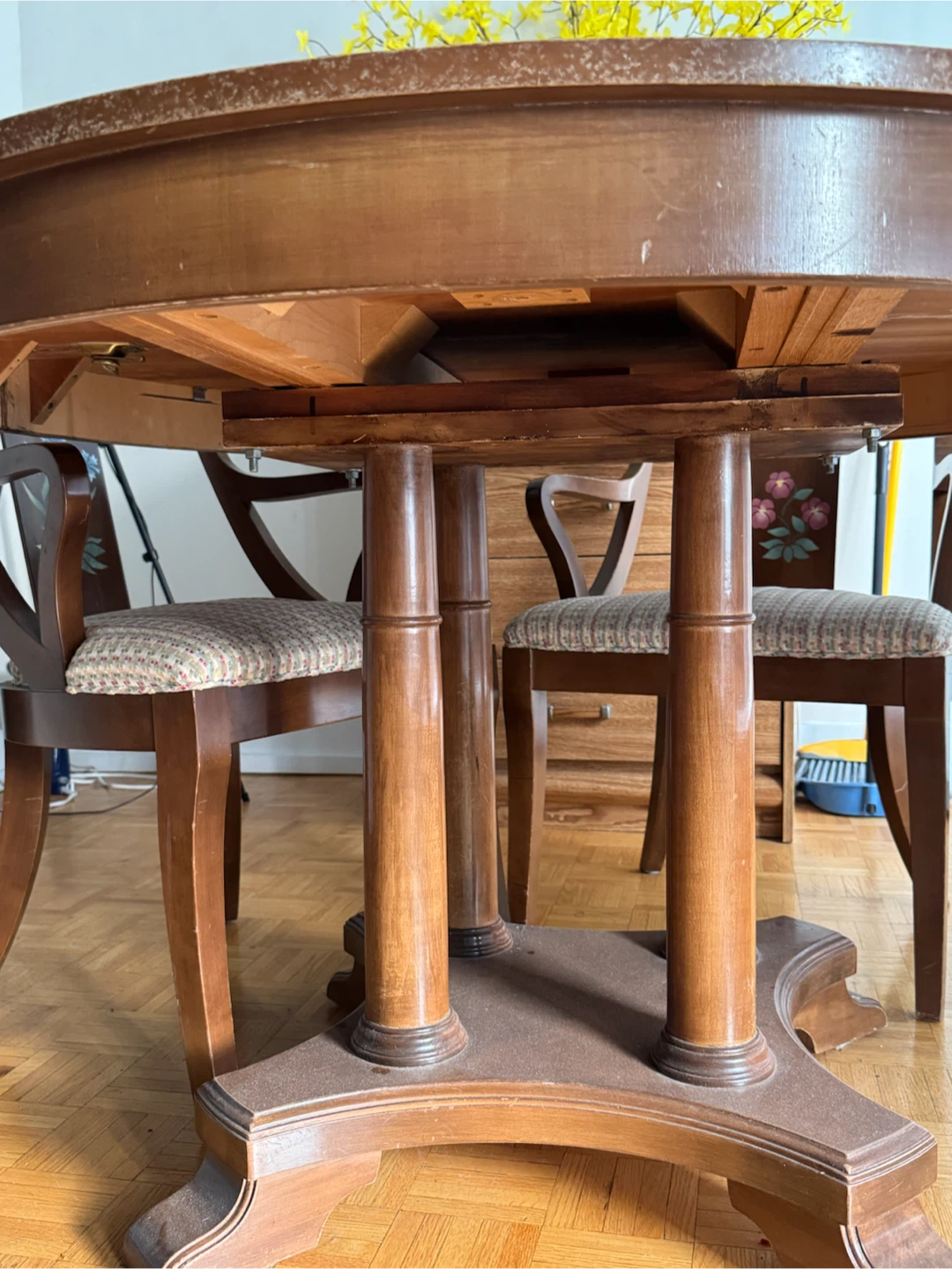 Round Dining Table with Floral Accent - photo 2