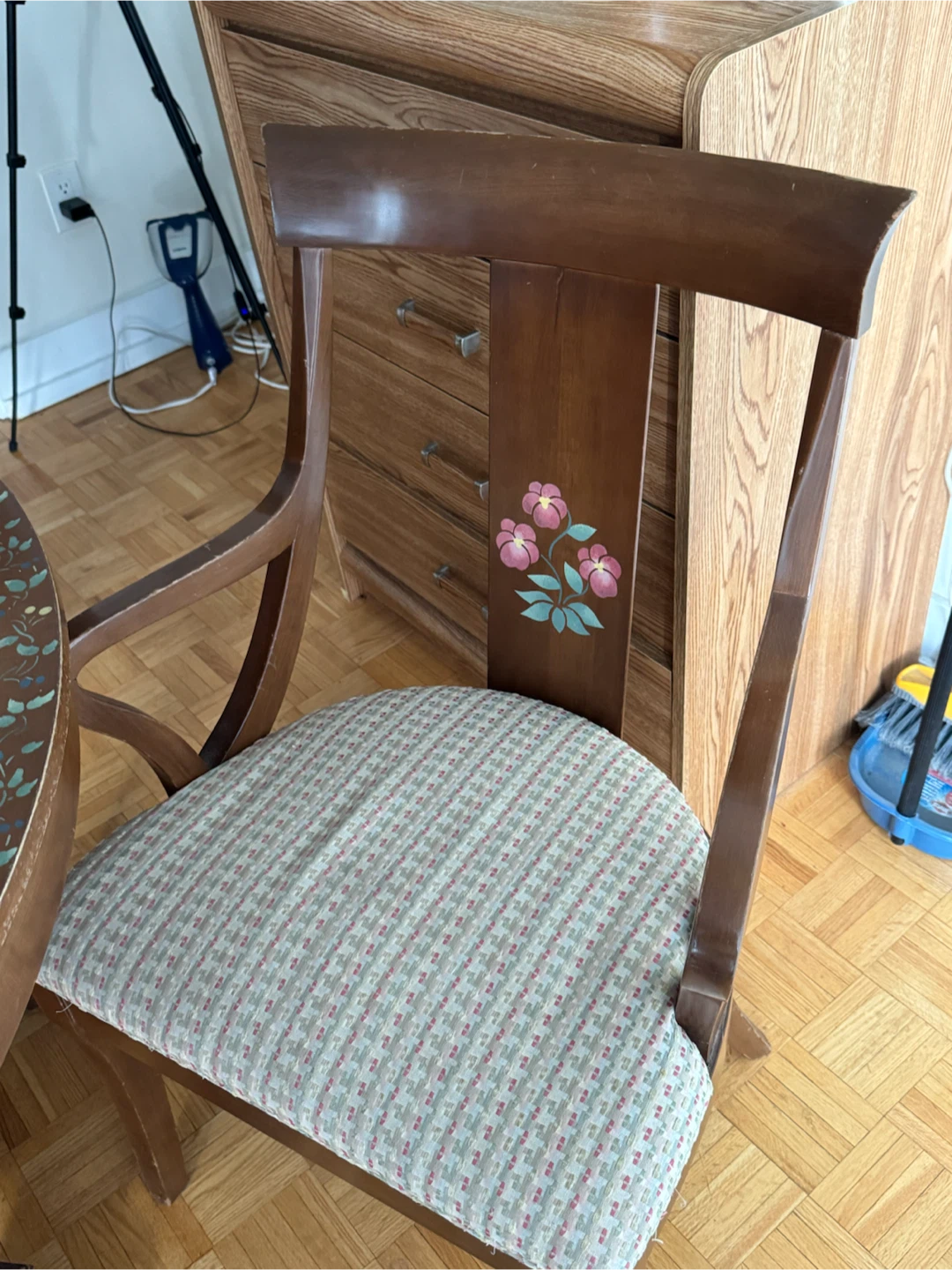 Round Dining Table with Floral Accent - photo 4