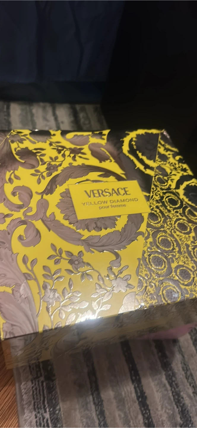 Versace Yellow Diamond Eau de Toilette Gift Set - photo 4