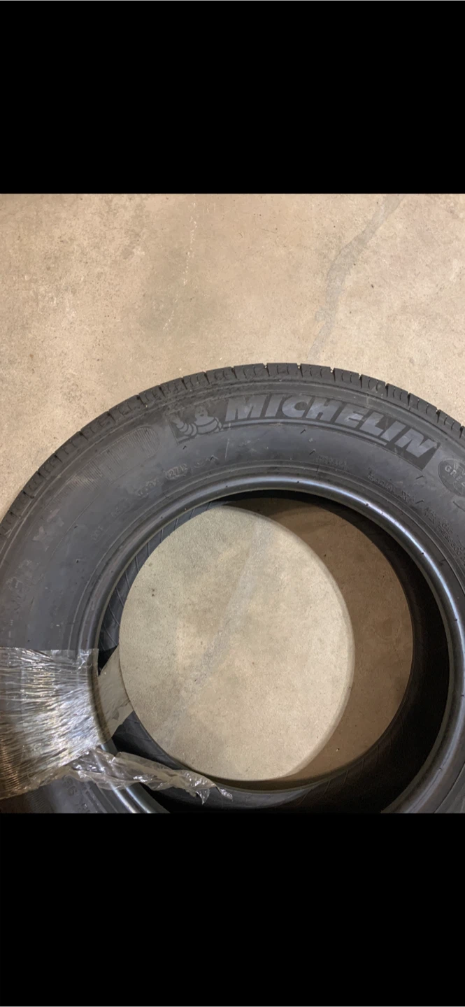 One brand new 4 sessions Michelin Tire
