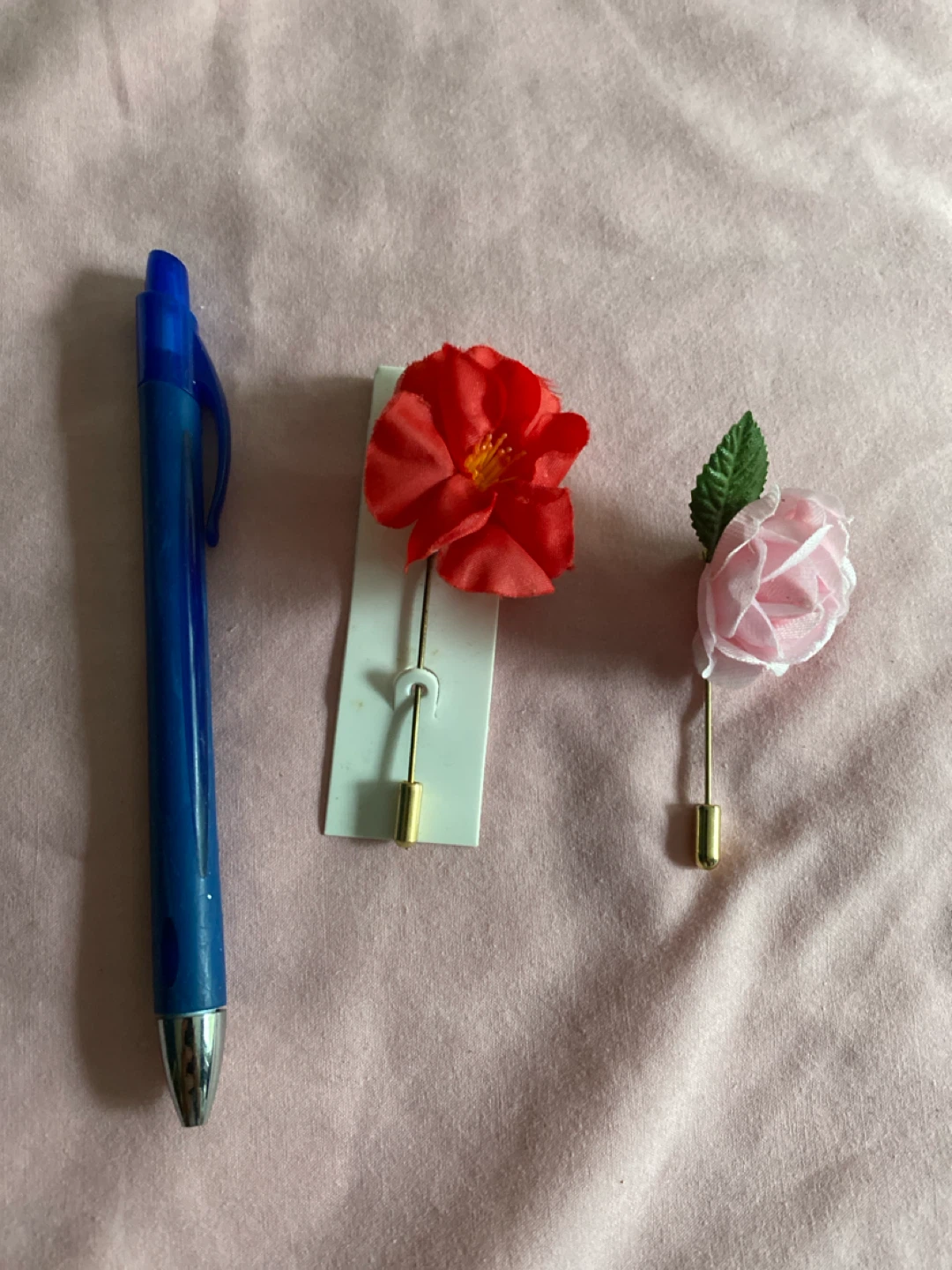 Set of 2 vintage Flower Lapel Pins - Red and Pink
