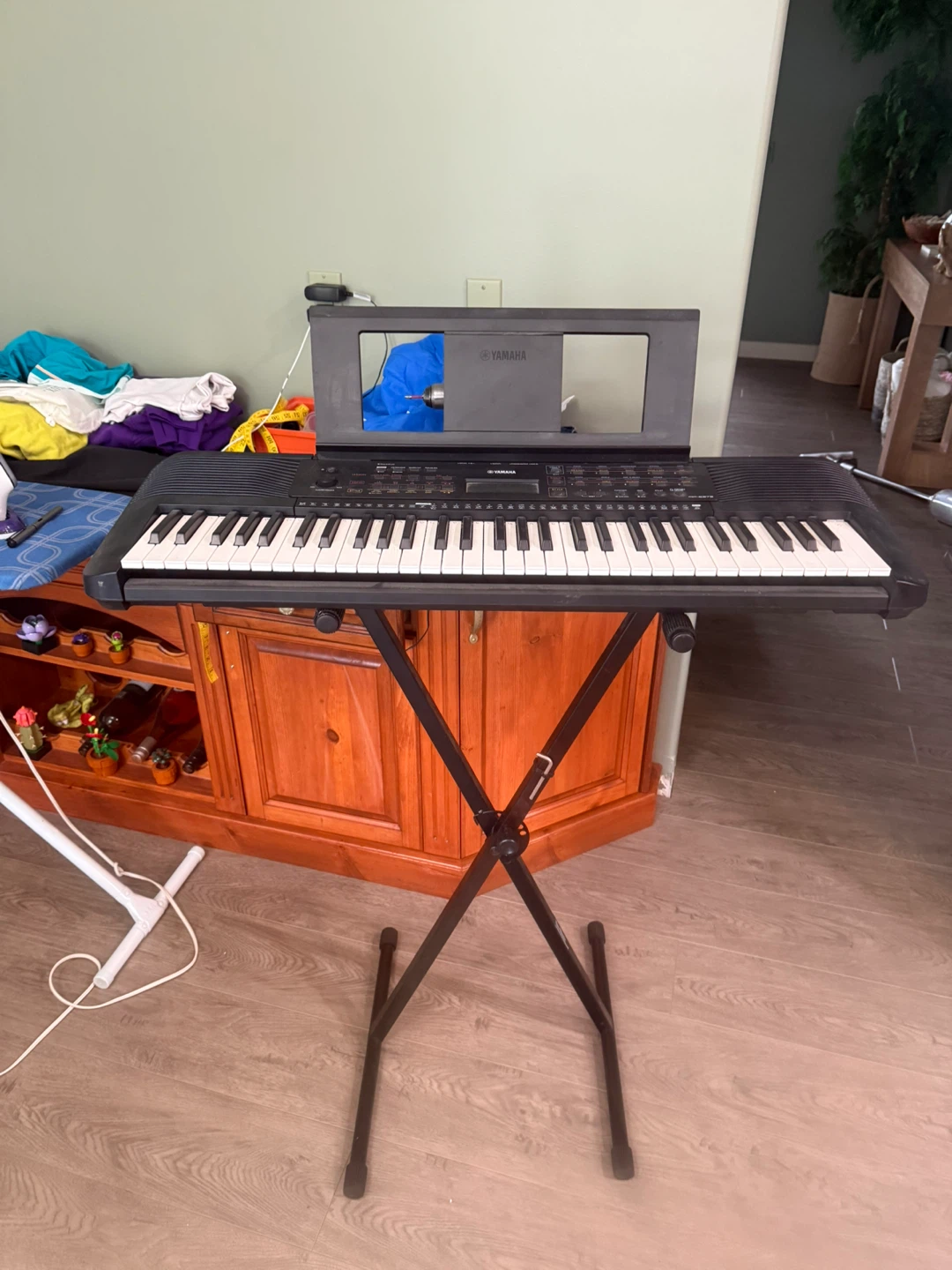 Yamaha PSR-E273 Keyboard with Stand