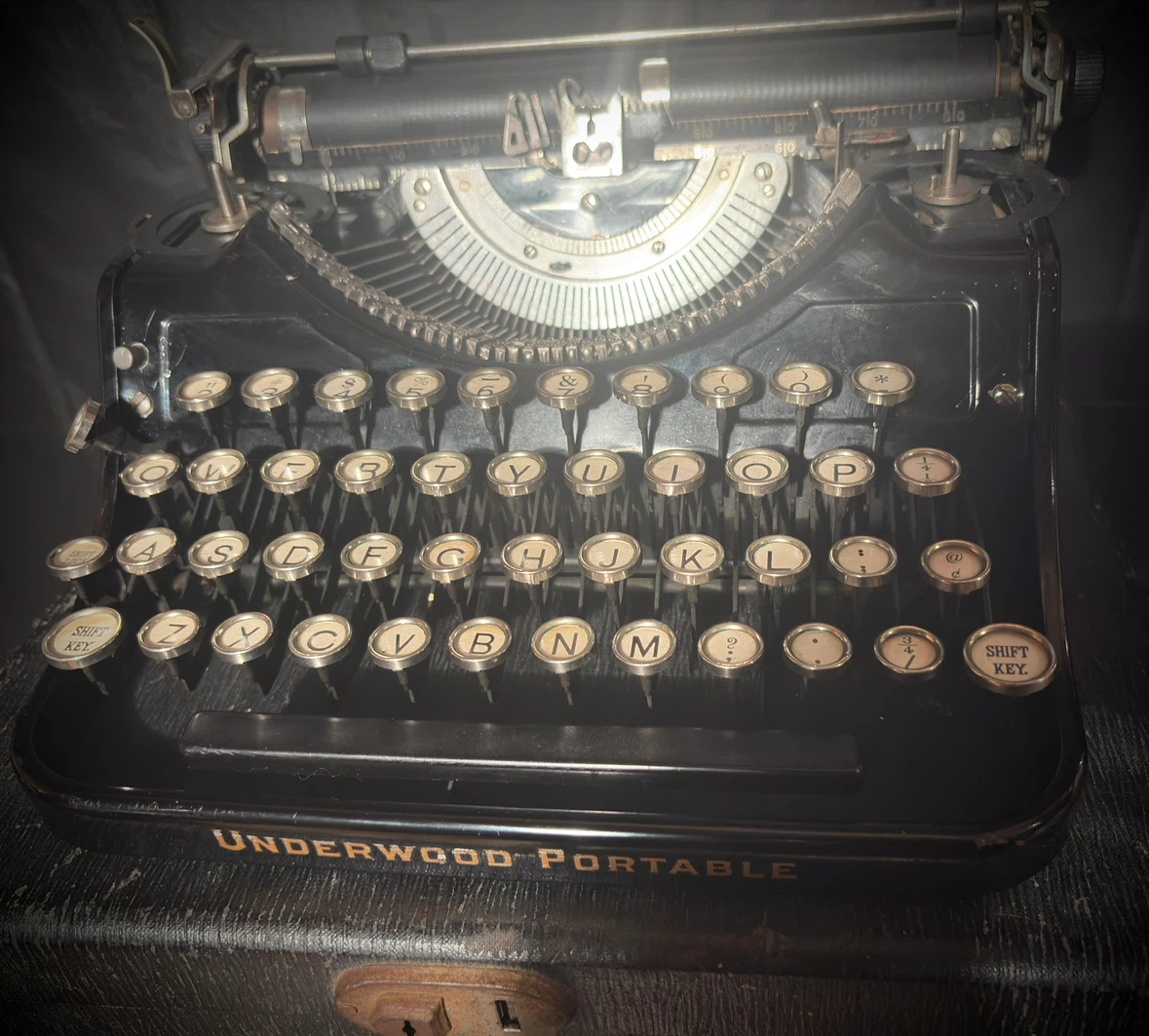 1933 Vintage Underwood Portable Typewriter w/ Case As Is - photo 2