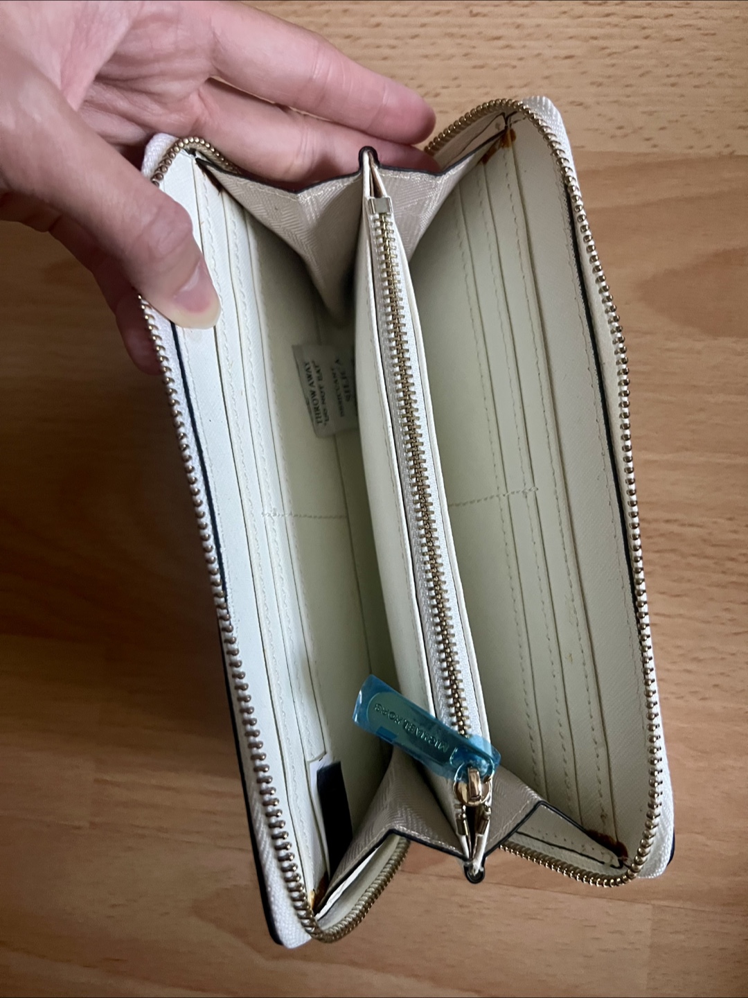 Michael Kors White/Ivory Wallet – Never Used - photo 4