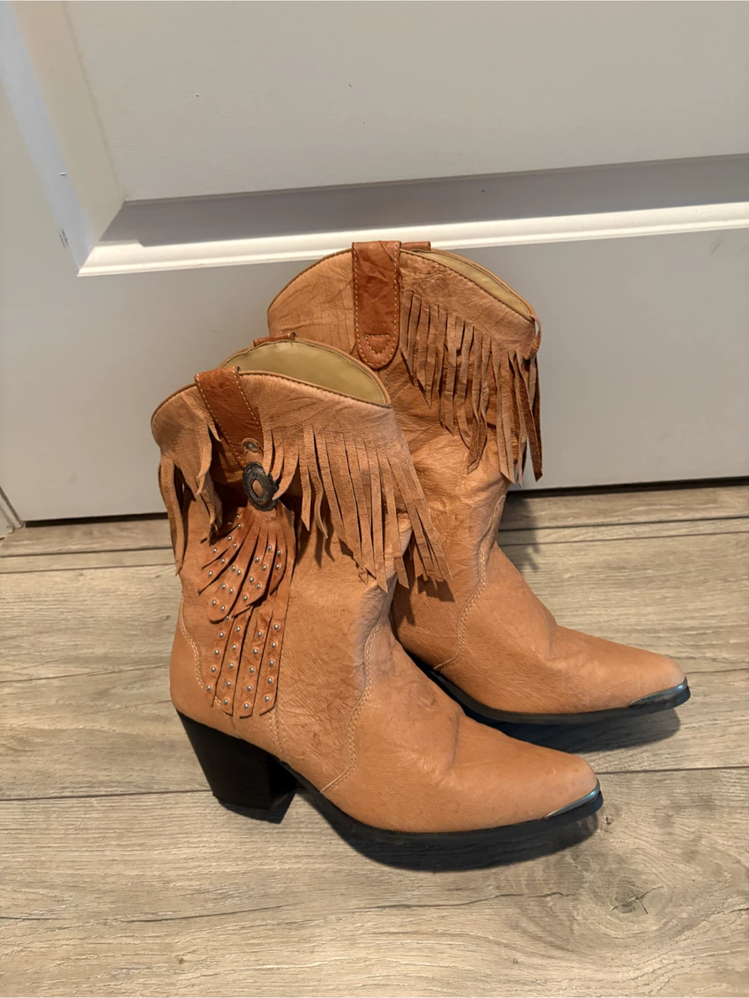 Dingo tan women’s leather cowboy boots with fringe