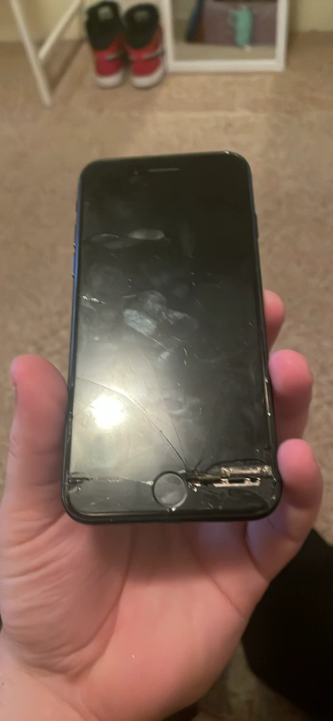 Black Apple phone se 2022