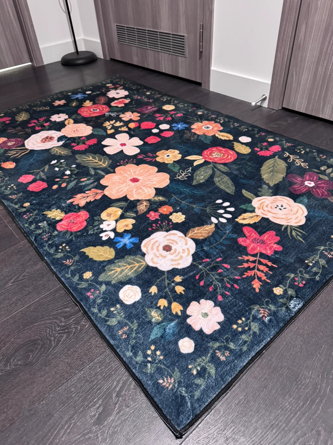 Dark Green Floral Accent Rug - Pickup near CN - photo 2