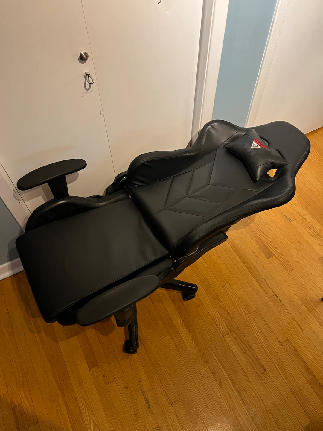 Gaming Chair with Footrest - photo 4