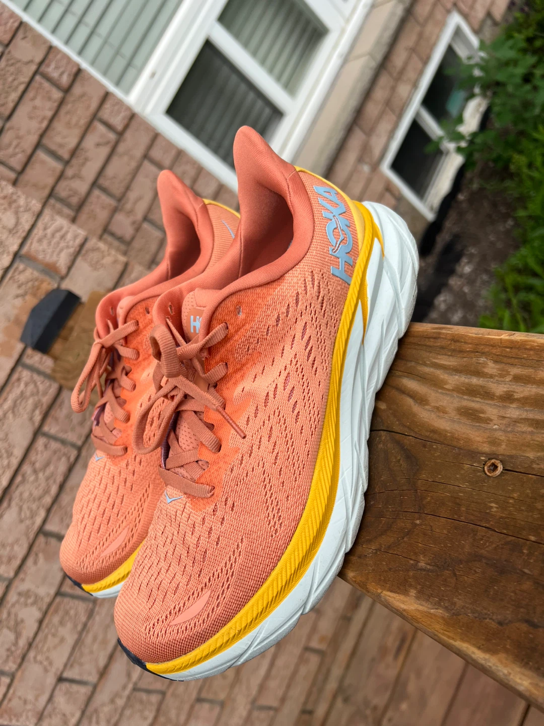 Like new woman’s Hoka shoes size 7.5 - photo 3