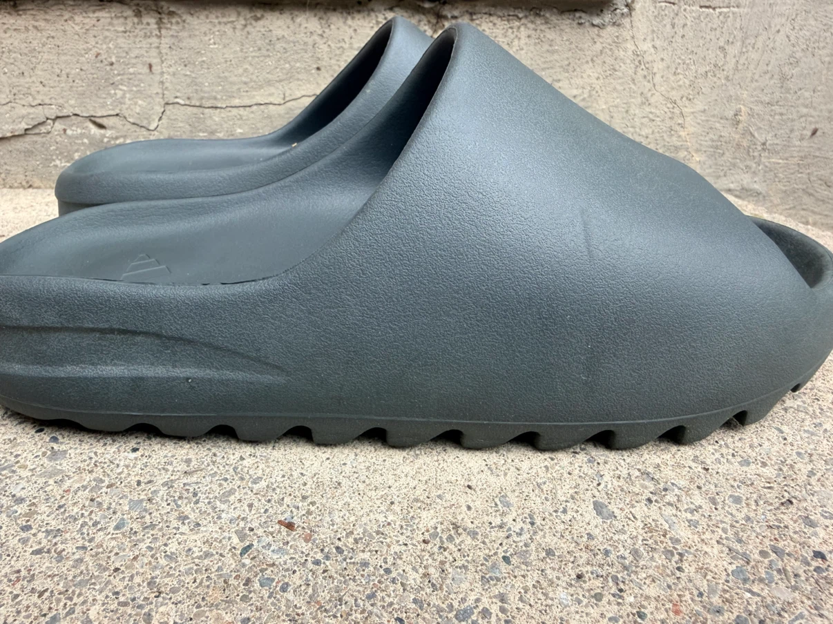 Yeezy slides size 9 - photo 2