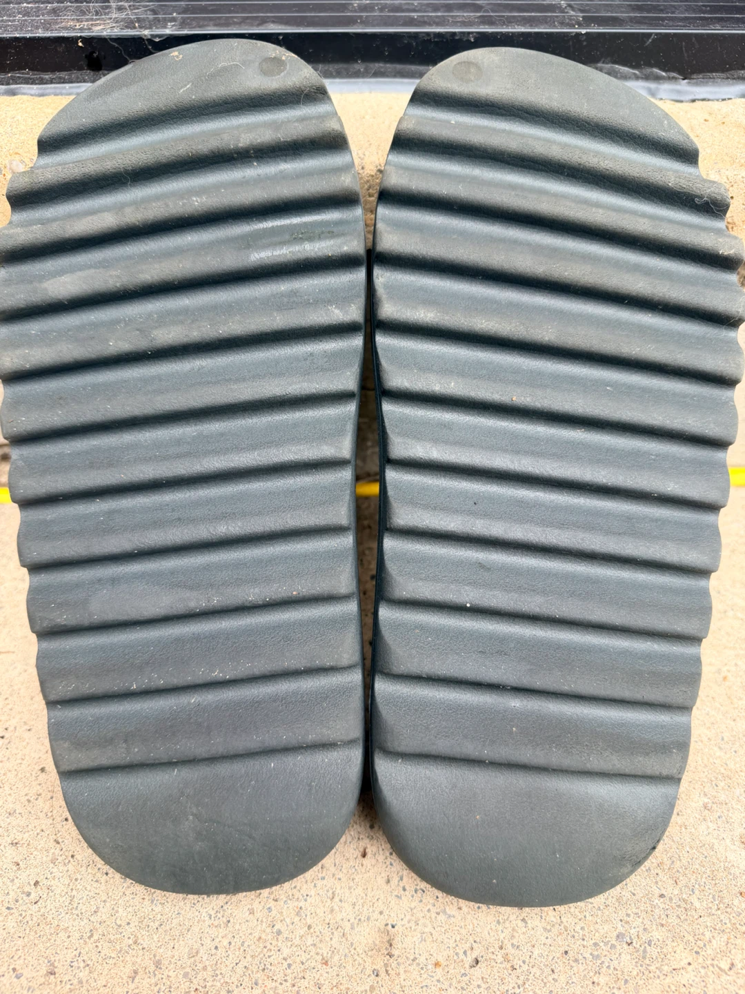 Yeezy slides size 9 - photo 3