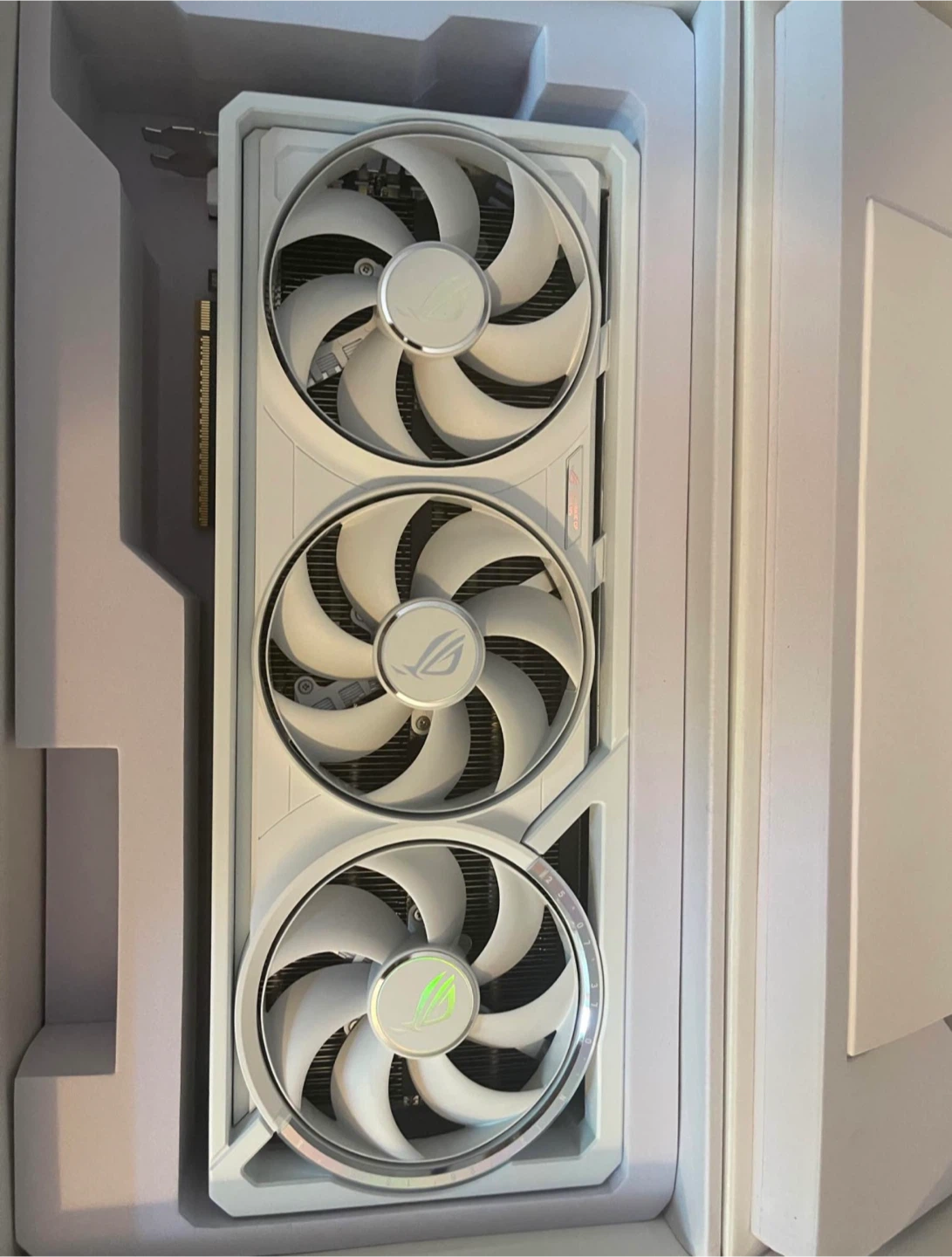 ASUS ROG Strix GeForce RTX 5080 Astral OC White - photo 3
