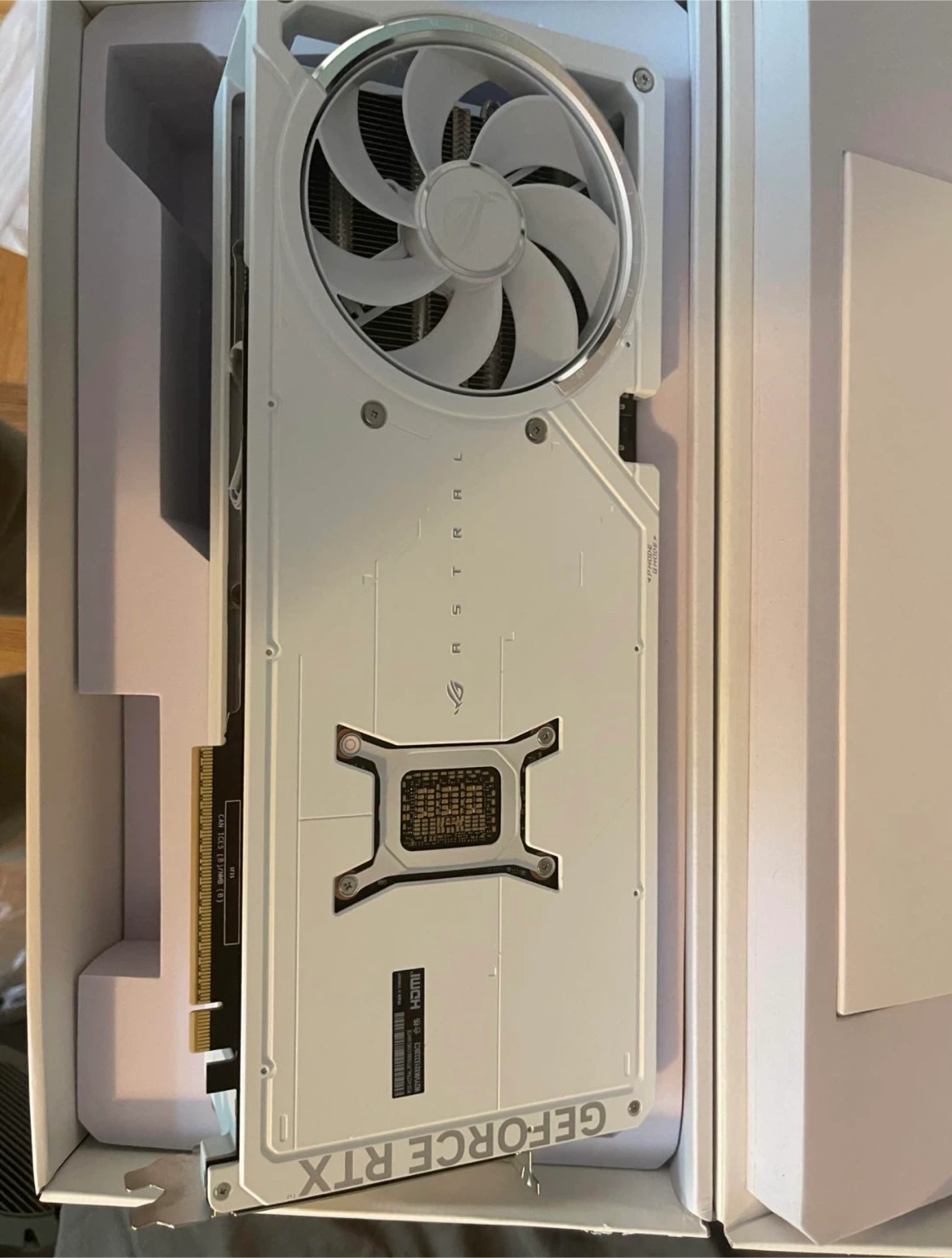 ASUS ROG Strix GeForce RTX 5080 Astral OC White - photo 4