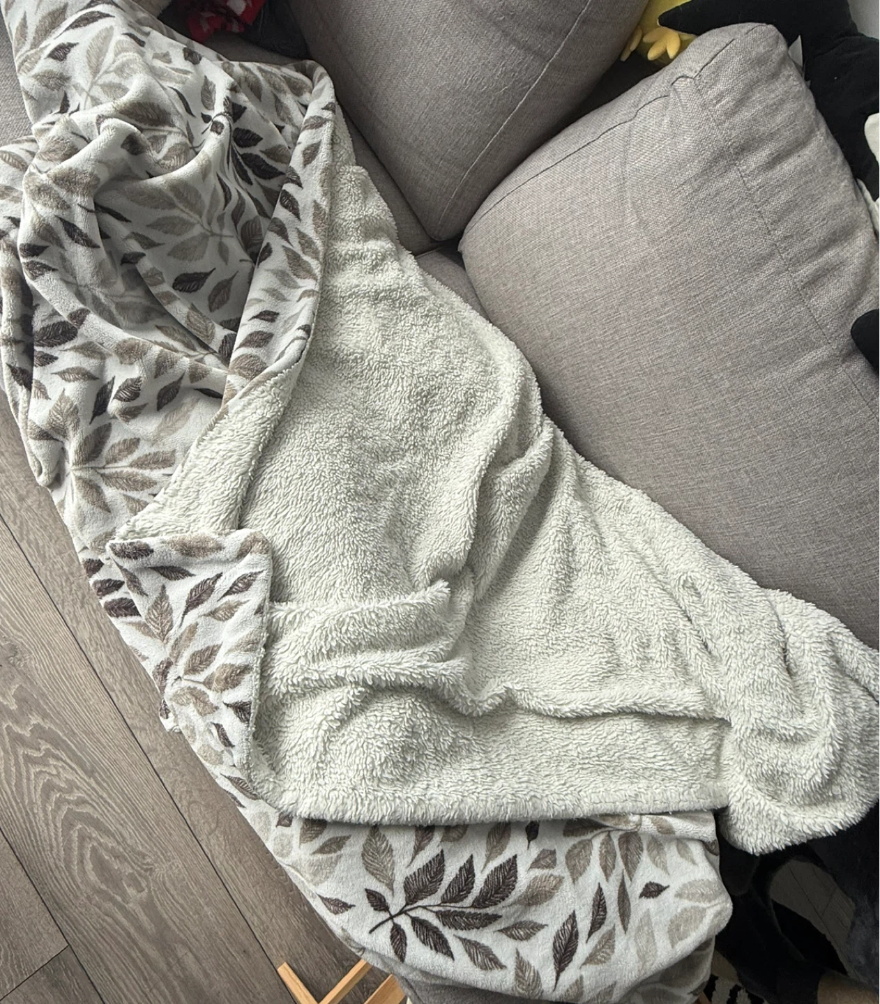 Leaf Pattern Sherpa Throw Blanket - photo 3