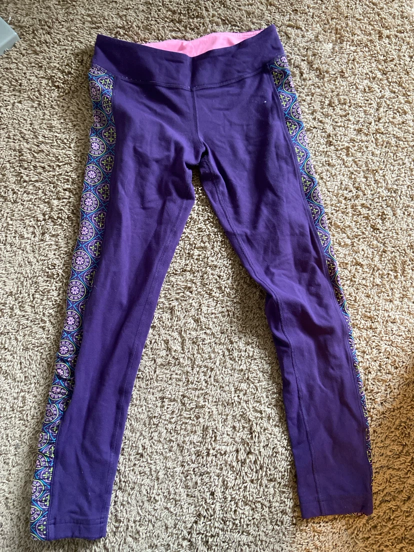 Purple leggings with patterned side stripes