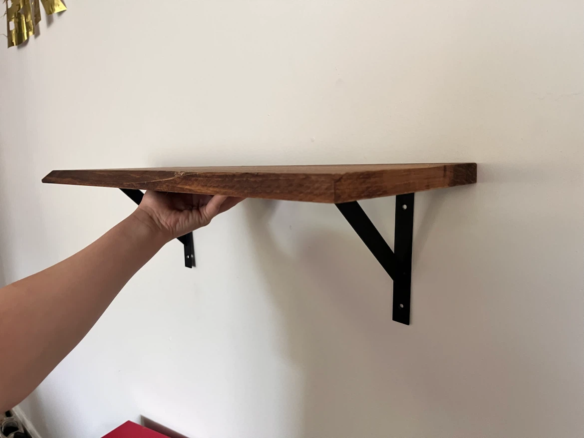 2 rustic floating wall shelves with black metal brackets - photo 2