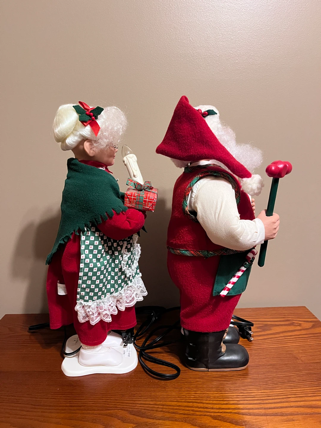 VINTAGE (1994) SANTA & MRS. CLAUS ELECTRIC FIGURINES - photo 2