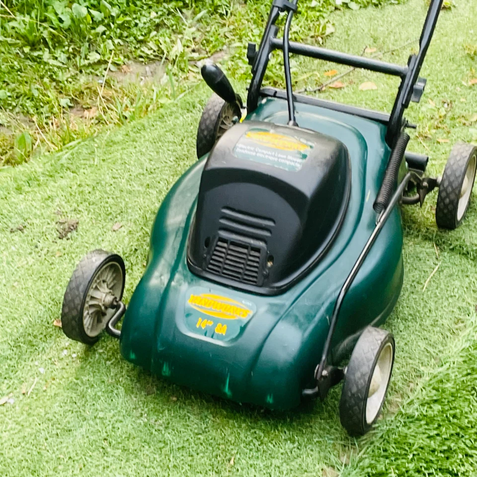 Excellent condition Yardworks Electric Lawn Mower 14" 8A