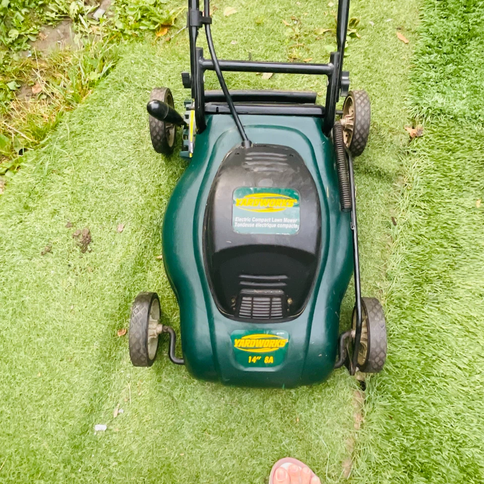 Excellent condition Yardworks Electric Lawn Mower 14" 8A - photo 4