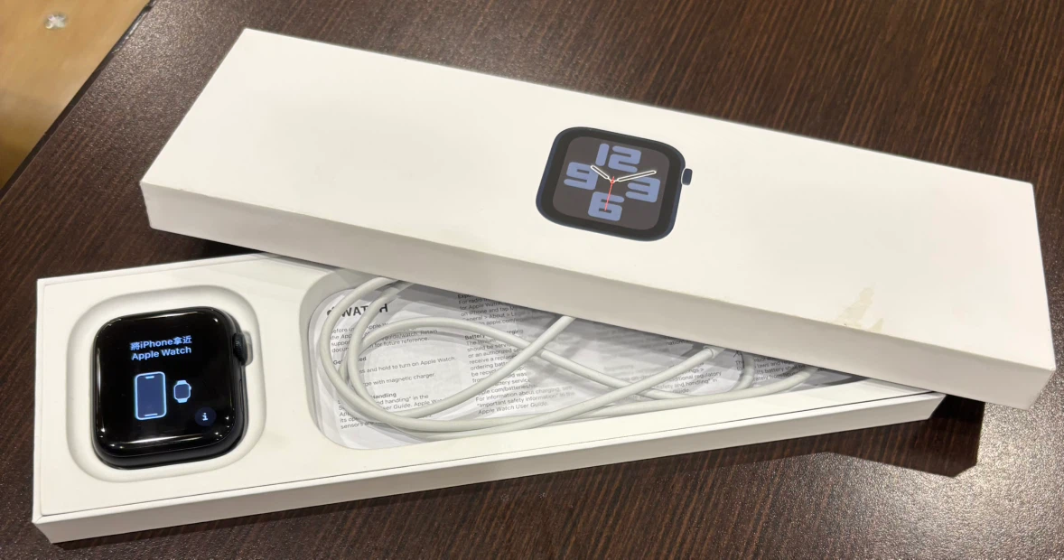 CASH ONLY!!! Apple Watch SE Gen 2 with Magnetic Charger