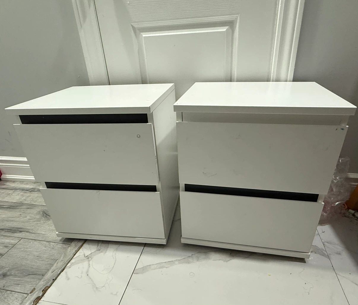 Set of 2 White Modern 2-Drawer Nightstands