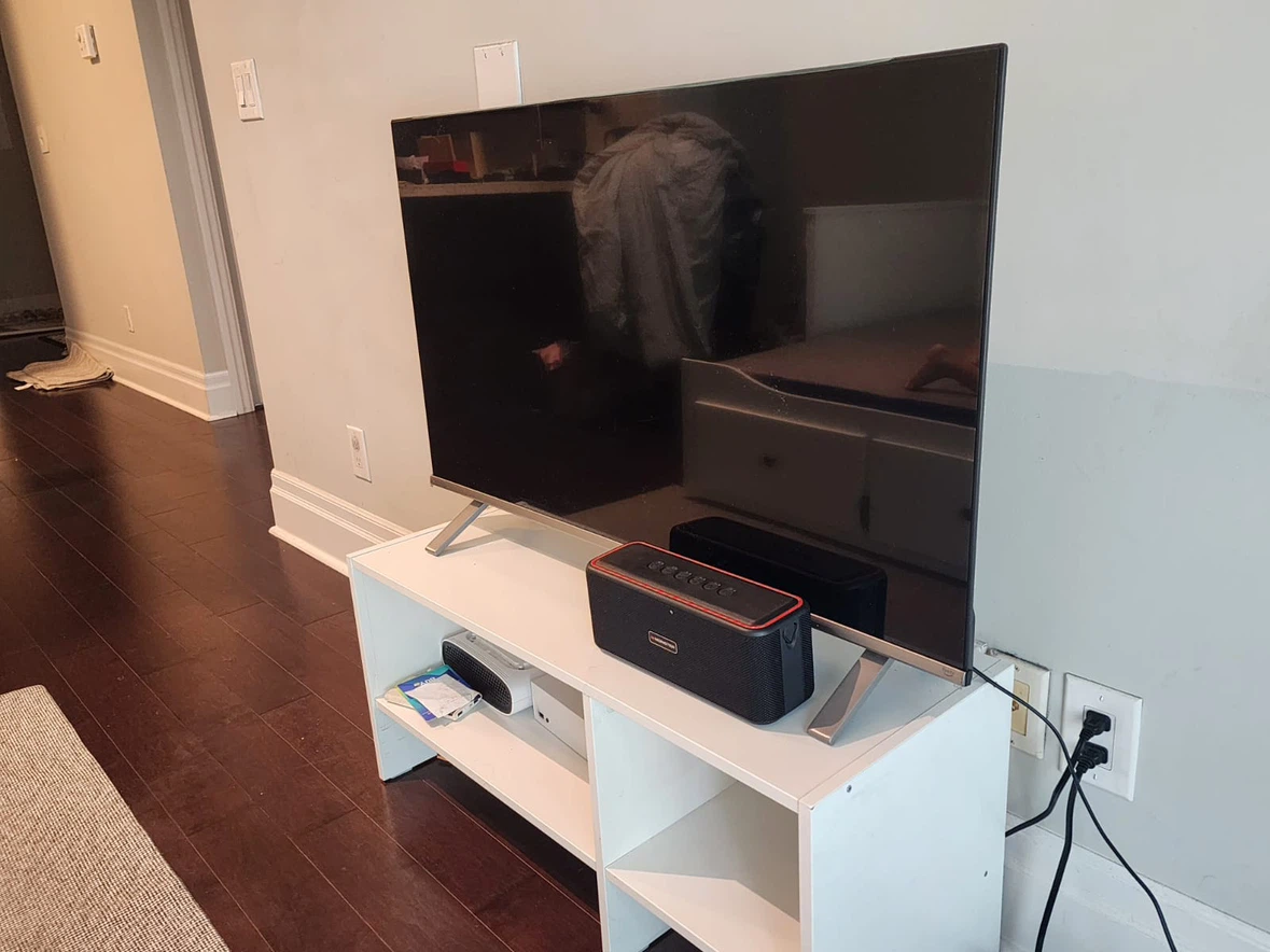Toshiba 43" Smart TV with TV shelf