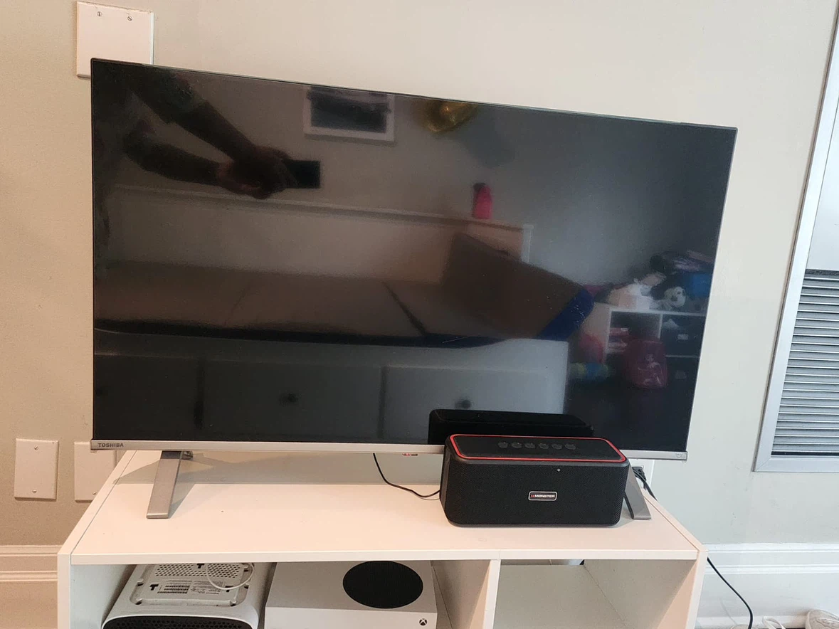 Toshiba 43" Smart TV with TV shelf - photo 2