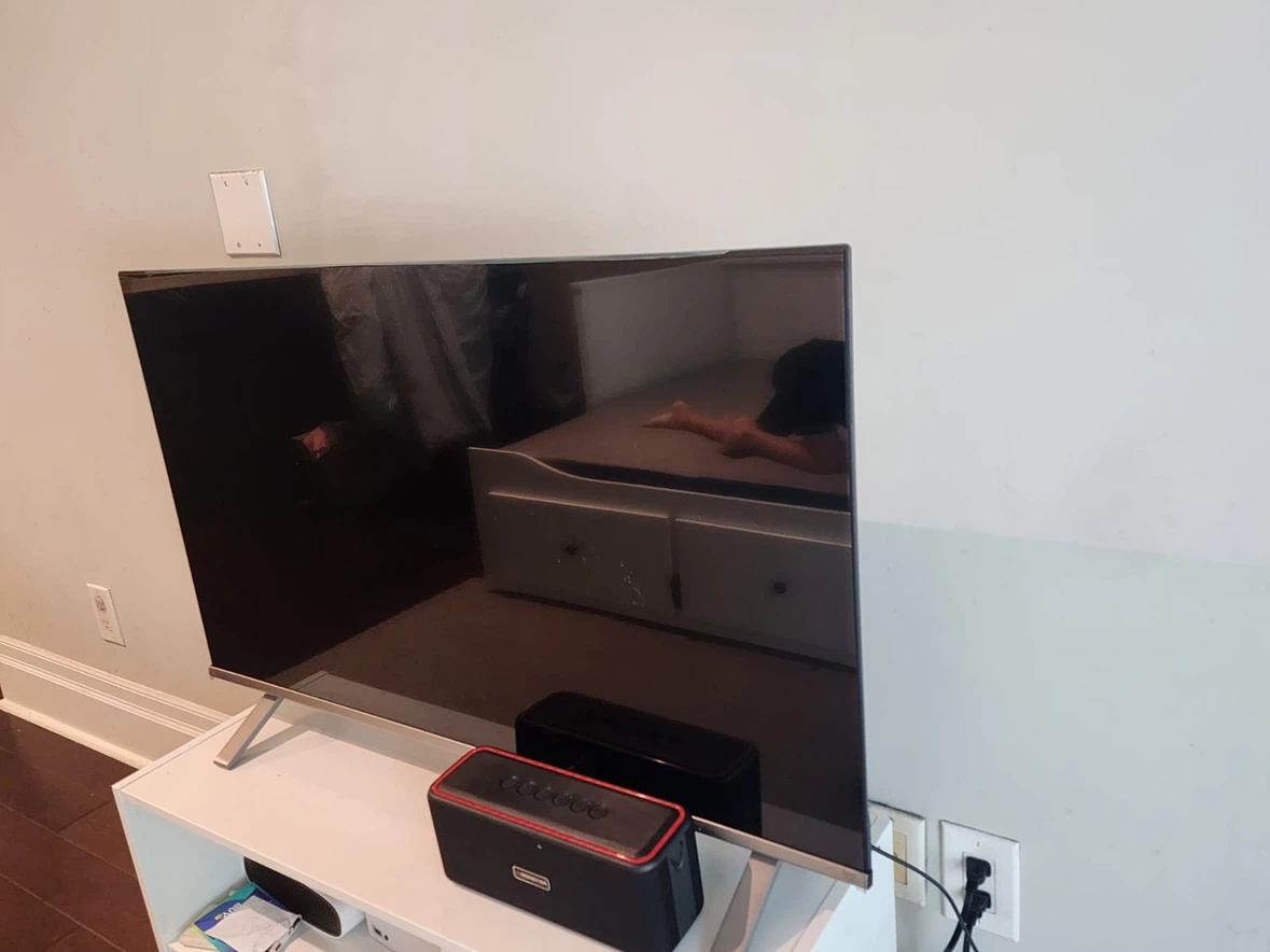 Toshiba 43" Smart TV with TV shelf - photo 3